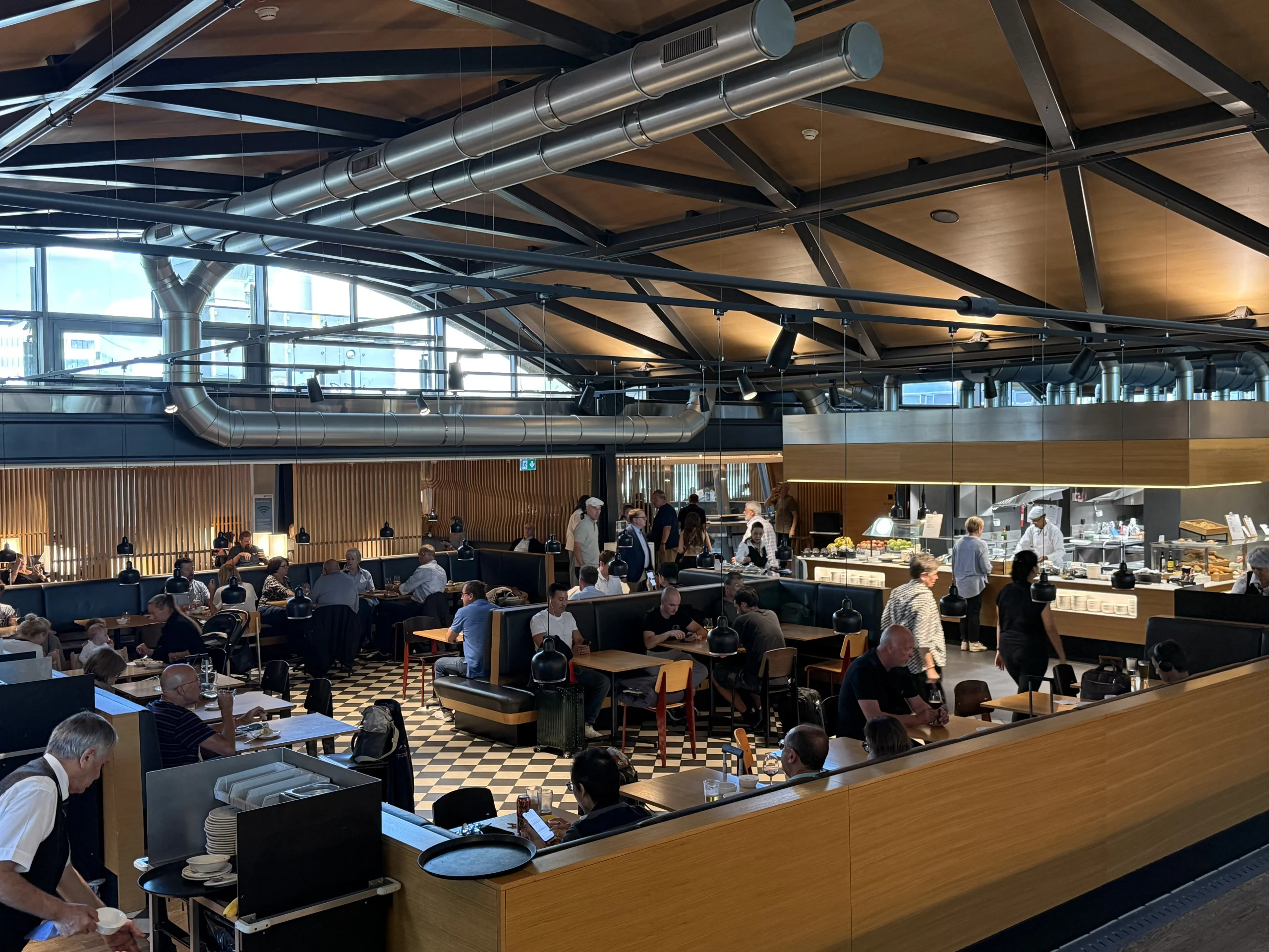 Overview of seating inside the SWISS Business Lounge A in Zurich